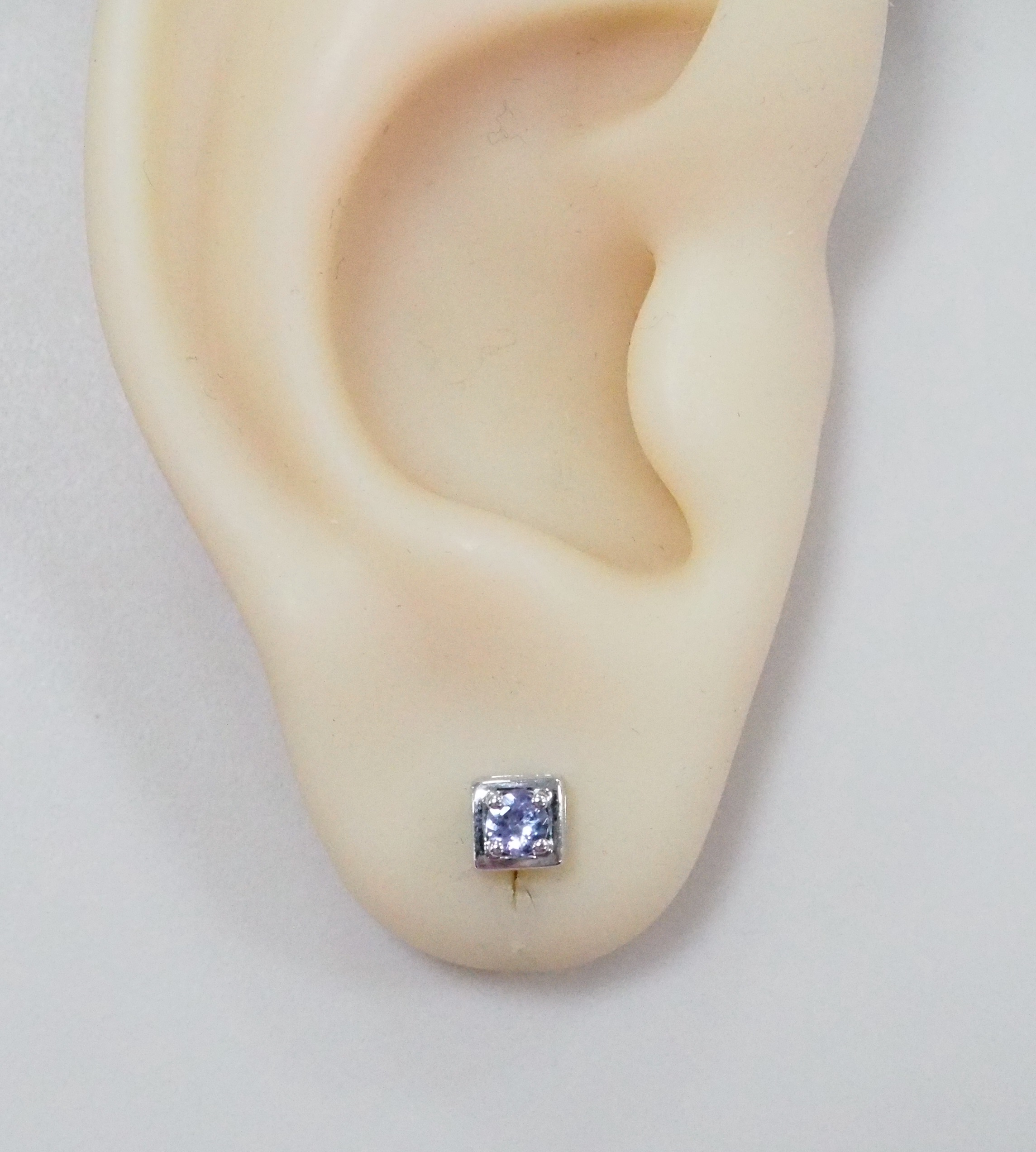 Серебряные серьги-пусеты 925 пробы; вставки 2 Танзанит 0,24ct;